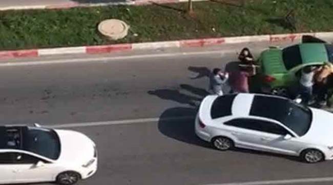 Trafiğin ortasında 'sopalı' dehşet!