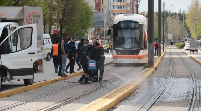 TRAMVAYIN ALTINDA KALDI