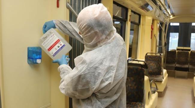 Tramvaylar ve otobüslere el dezenfektanları takılıyor
