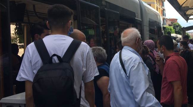 Tramvaylarda sosyal mesafe hiçe sayılıyor