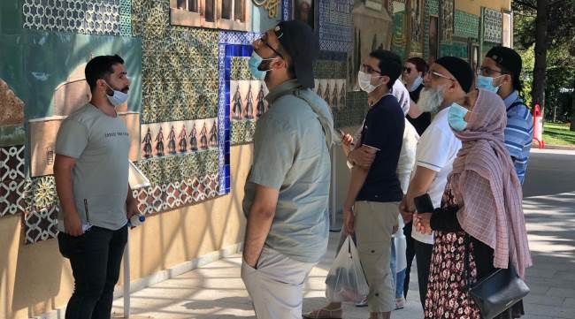 Türbeyi bayramda binlerce kişi ziyaret etti