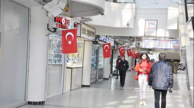 Türk bayrakları şehitlerimiz için dalgalandı