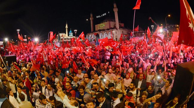 Türk milleti devletine sahip çıktı