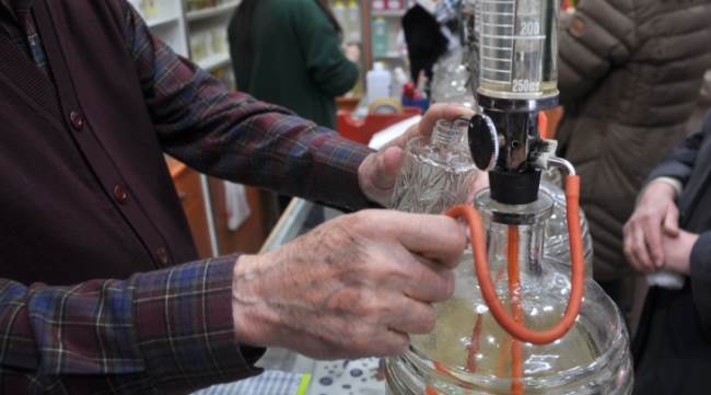 Vatandaş kolonya satan dükkanlara akın etti