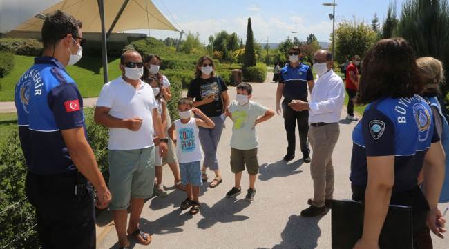 Vatandaşlar maske ve mesafe konusunda uyarılıyor