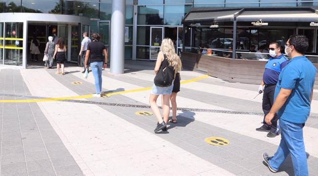 Vatandaşlar maske ve mesafe konusunda uyarılıyor