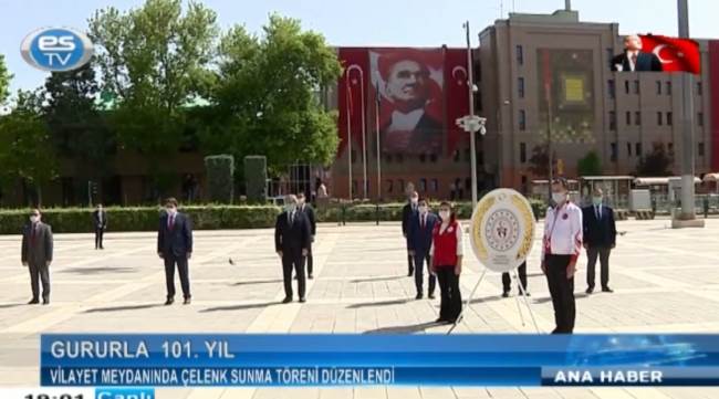 Vilayet meydanında çelenk sunma töreni düzenlendi