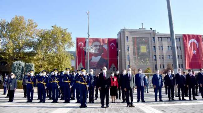 Vilayet meydanında tören düzenlendi