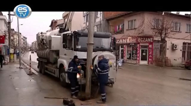 Yağmur ızgaraları ve mazgallar temizleniyor