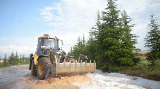 Yağmur ve dolu sele yol açtı