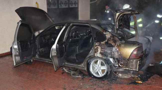 Yanan araç kullanılamaz hale geldi