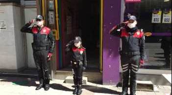 Yasağa Takılan Minik Azra Polis Ağabeylerinin Bayramını Böyle Kutladı