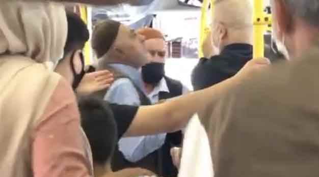 Yaşlı adama maske tokadı