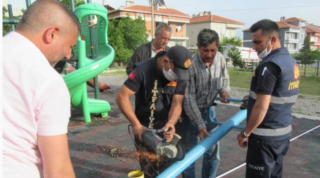 Yavru kediyi itfaiye ekipleri kurtardı