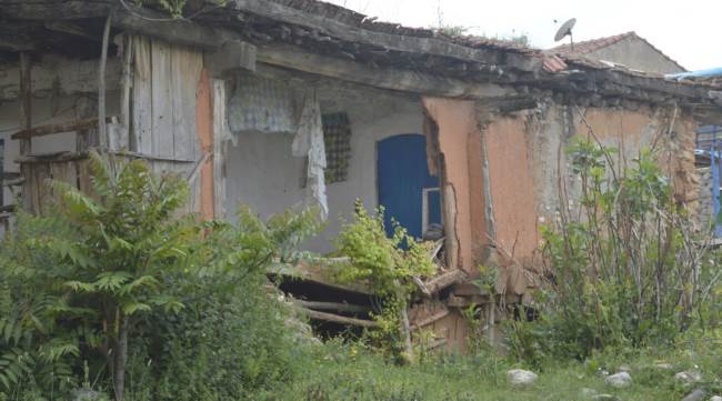 Yıllardır yıkılmaya yüz tutan evlerini onaramıyorlar