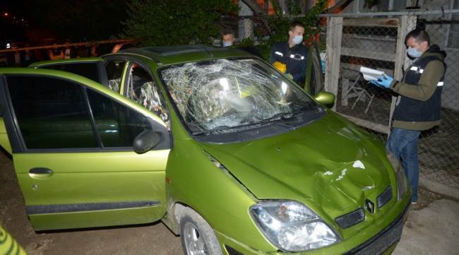 Yol kenarındaki vatandaşlara çarpıp kaçtı 4 yaralı