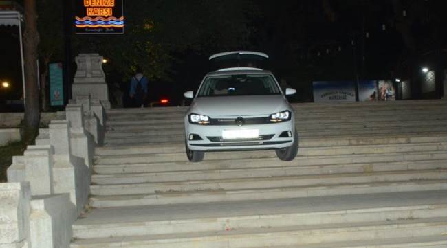 Yolu karıştırdı, merdivende asılı kaldı