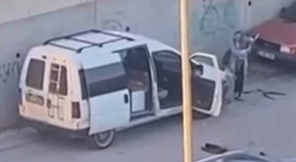  Eskişehir'de bir kadın eski eşinin aracını parçaladı!