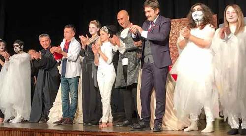 ‘’Büyücü’’ oyunu izleyicileri ile buluştu