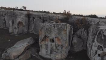 ‘Aslantaş Kaya Mezarı’ İlk Günkü Heybetini Koruyor
