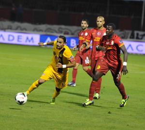 Galatasaray bastırıyor, Fener ağırdan alıyor
