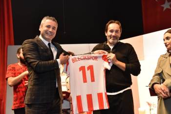 “Bence Hiç Komik Değil” Adlı Oyun Bilecikspor İçin Sahne Aldı
