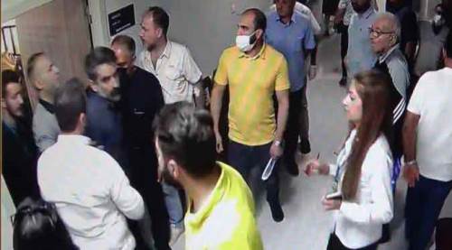 "Beynimdeki çipi çıkart" deyip, doktora saldırdı