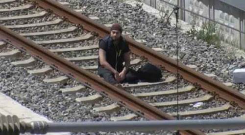 'Çantamda bomba var' deyip raylara oturdu!