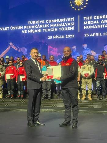 ’Devlet Üstün Fedakârlık Madalyası’Nı Cumhurbaşkanı Yardımcısı Fuat Oktay’Dan Aldı
