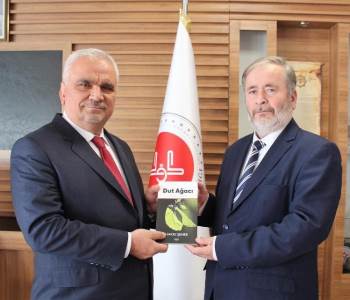 ‘Dut Ağacı’ İsimli Kitabını Hediye Etti
