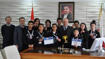 "En İyi Robot Tasarlama Ve Programlama Ödülü”Nü Kazandılar
