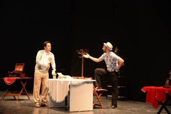 “Enayi” Adlı Oyun Tiyatro Severlerle Buluştu
