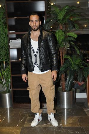 ES ES Lİ FUTBOLCU KAHV6 BİSTRO YDI