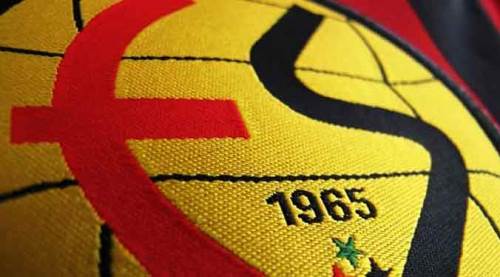 "Eskişehirspor yönetimi gırtlağına kadar siyasete bulaştı"