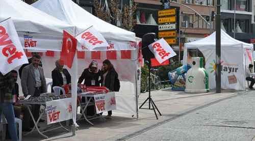 'Evet' ve 'Hayır' çadırları yan yana