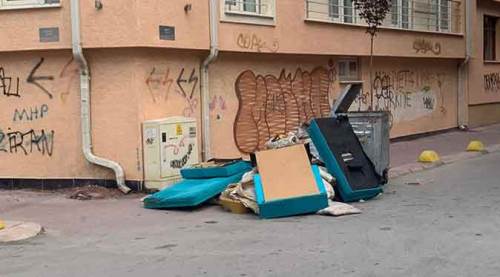 "Evlerini" çöpe atıyorlar
