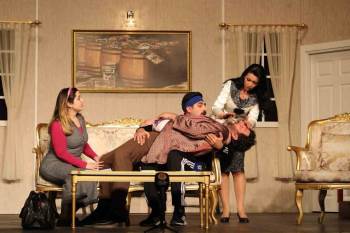 ‘Eyvah Yine Karıştı’ İsimli Tiyatro Oyunu Gönülleri Fethetti
