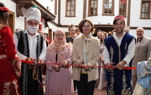 “Geçmişin Zarafeti” Saray ve Halk Oyunu Kıyafetleri Sergisi Eskişehir’de açıldı