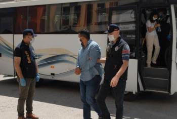 ‘Google’Den Arıyoruz’ Diyerek 1 Milyon Tl’Lik Vurgun Yapan 4 Kişi Tutuklandı
