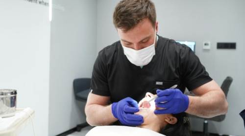 ​İmplant Markası Seçimi: Tedavinizin Başarısı İçin Neden Kritik Bir Öneme Sahip?