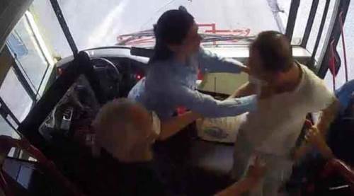 "Kapıyı açmadı" diye, kadın şoföre saldırdı