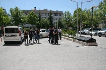 ‘Kasık Masajı Yapılır’ İlanını Gören Polis Fuhuş Operasyonu Yaptı
