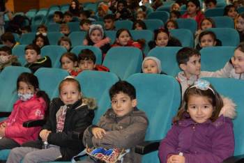 “Kostüm Odası” Seyircisiyle Buluşmaya Devam Ediyor
