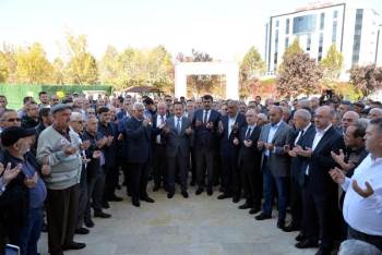 ’Kuveyt Camisi’ İbadete Açıldı
