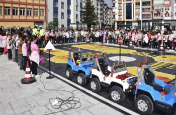 ’Mobil Eğitim Tırı’ Yarının Sürücülerini Bilgilendiriyor
