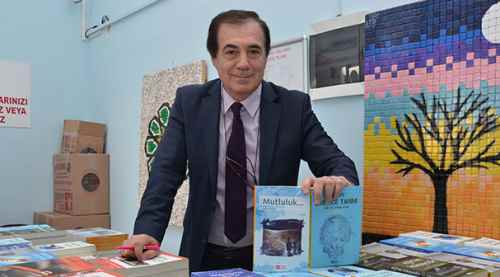 'Mutluluğun Kitabını' yazdı