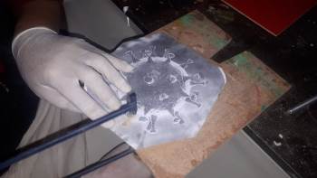 "Naht" sanatıyla koronavirüsün simgesini yaptı