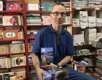 "Ömrüm Kadar Yanındayım" Adlı Eserini Şiir Şiirseverlerle Buluşturdu
