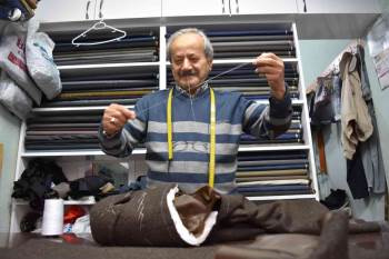 (Özel) 70 Yaşındaki Terzi Sıtkı Usta’Nın Meslek Aşkı Hayran Bırakıyor
