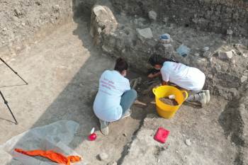 (Özel) 9 Bin Yıl Öncesine Ait Yaşam Alanını Öğrencileri Büyüledi
